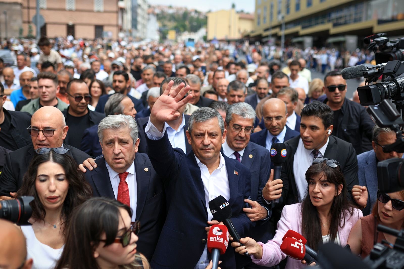 Özgür Özel vatandaşlar ve basın mensuplarıyla birlikte yürürken