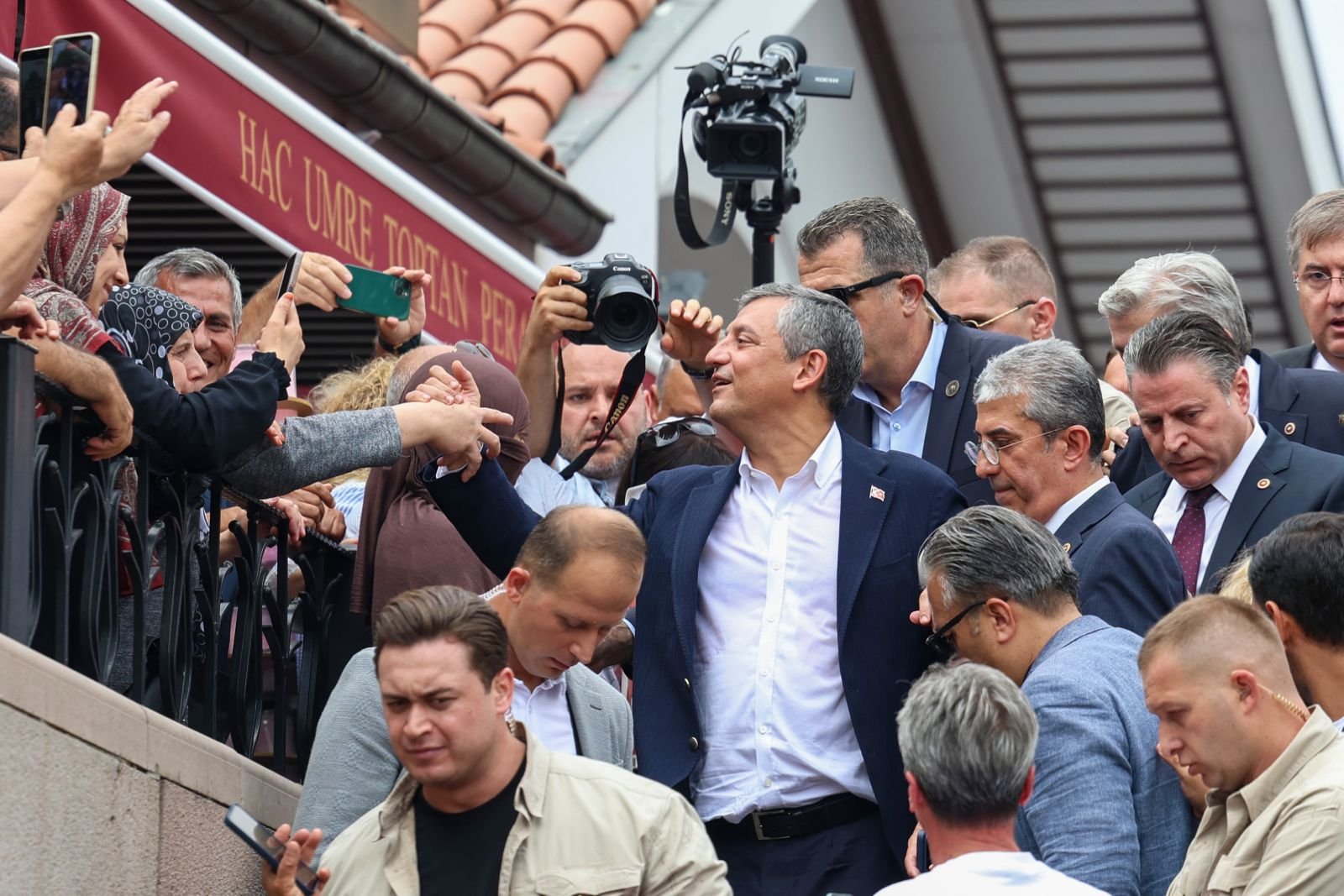 Özgür Özel vatandaşlarla el sıkışırken