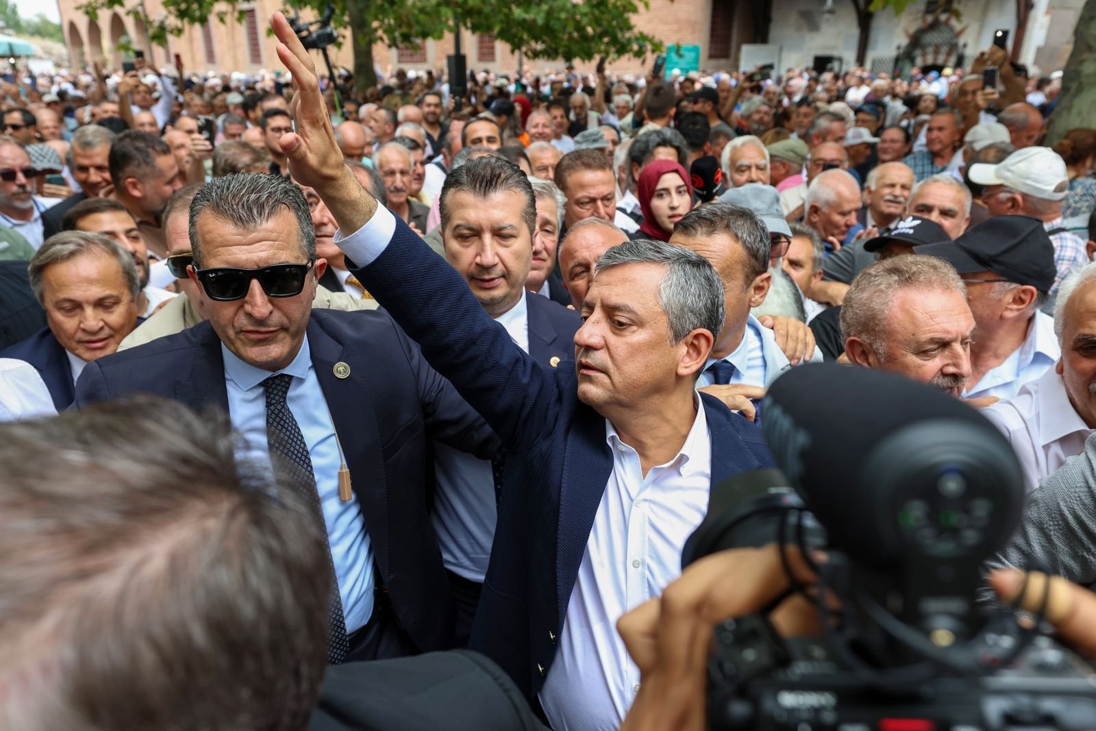 Özgür Özel kalabalığın arasında vatandaşları selamlarken