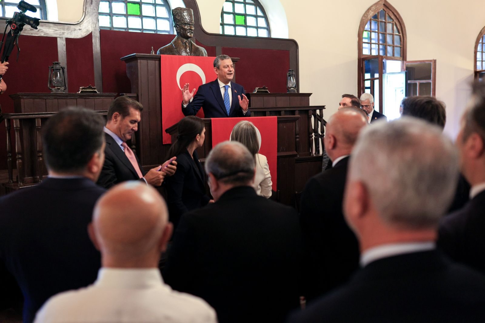 Özgür Özel Yeni Parti kürsüsünde topluluğa seslenirken