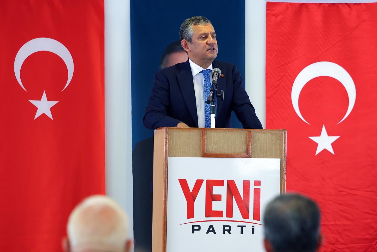 Özgür Özel Yeni Parti kürsüsünde konuşurken